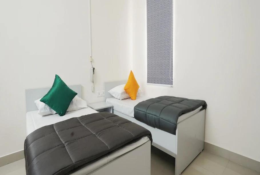 Hotel Cyber Pride Hyderabad Esterno foto